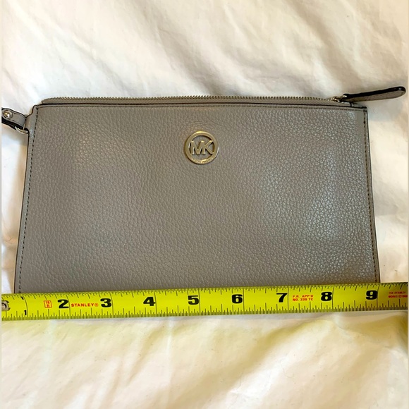 Like New, Michael Kors, Gray pebbled leather wristlet. Pristine condition!! - Picture 1 of 7
